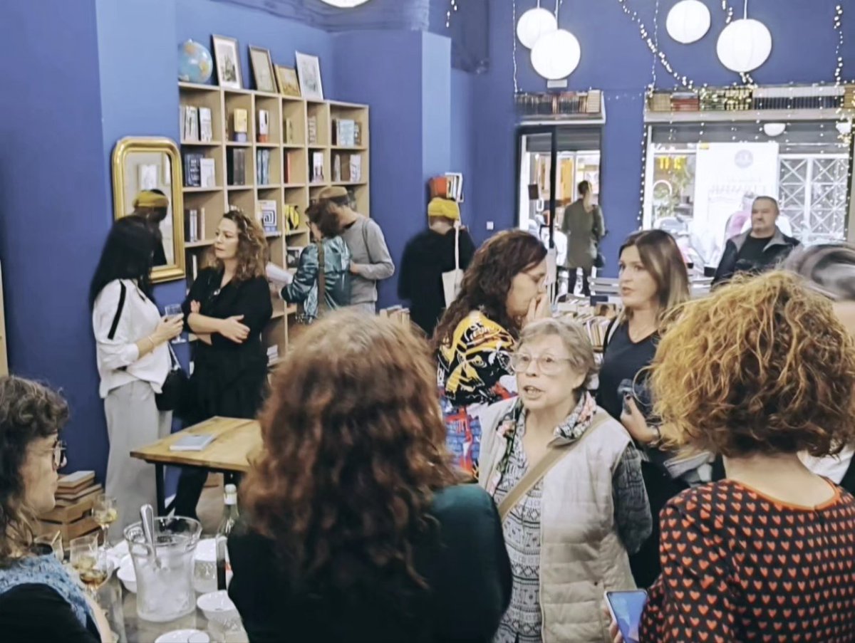 chus_san5's tweet image. Recuerdos de una mañana de poesía y vermú. 
Un encuentro que conectó a autoras de Logroño, Granada, Madrid y Alicante. Y que además llenó de invitados Libros de Ultramar.
¡Gracias Adriana, Violeta, Erika y Esther! 
¡Hasta pronto!

#poesia #vermu #alicante #leertehacelibre #25N