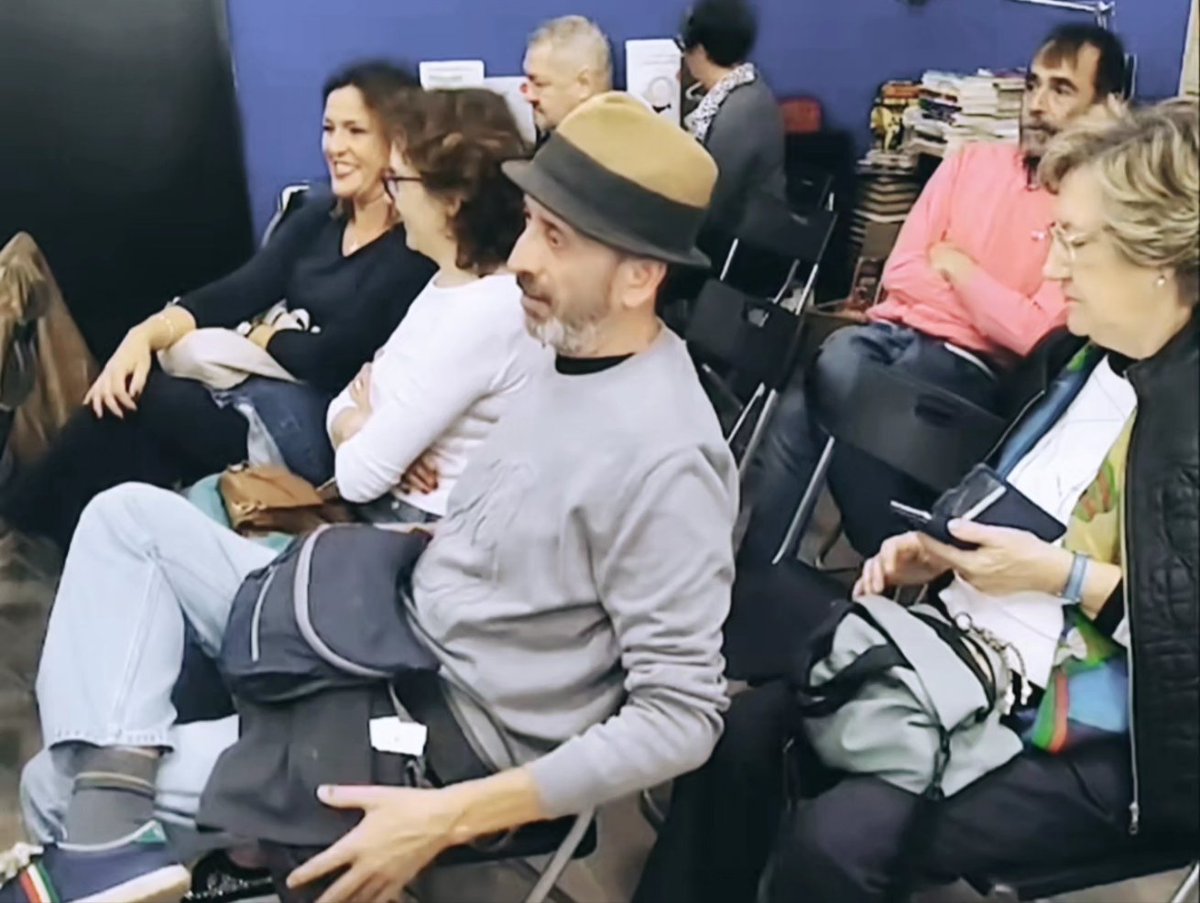 chus_san5's tweet image. Recuerdos de una mañana de poesía y vermú. 
Un encuentro que conectó a autoras de Logroño, Granada, Madrid y Alicante. Y que además llenó de invitados Libros de Ultramar.
¡Gracias Adriana, Violeta, Erika y Esther! 
¡Hasta pronto!

#poesia #vermu #alicante #leertehacelibre #25N