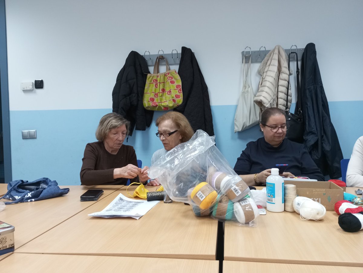 Hoy hemos estado haciendo una sesión de Comunicación con #Tejedorasporlaigualdad 🧶 del <a href="/PDCTetuan/">Proceso Desarrollo Comunitario Tetuán</a> mientras tejían para su nuevo proyecto que verá la luz muy pronto. ¡Se vienen cositas!.....