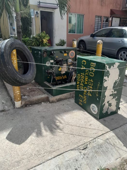 ⚠️Vecinos del Fraccionamiento Urbi en la Región 107 de Cancún reportan un transformador abierto en la banqueta de Calle Sevilla Mz.42. Solicitan el apoyo de la dependencia correspondiente para atender el tema y evitar accidentes.
🔰 <a href="/CFEmx/">CFEmx</a> <a href="/CFE_Contigo/">CFE_Contigo</a>