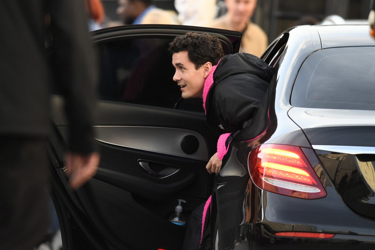Novas fotos de Jonah saindo de um carro do estúdio BBC