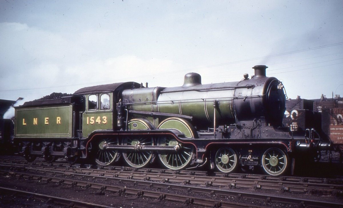 Making quite a stunning sight at Kittybrewster Shed in 1948, B12/1 1543 is shot by Jim M. Jarvis with pre-war shaded transfers & even more striking, its tender painted in GE style! Sent up north just before WW2, 1543 was withdrawn here 19 June 1953; the last unrebuilt Beardmore.