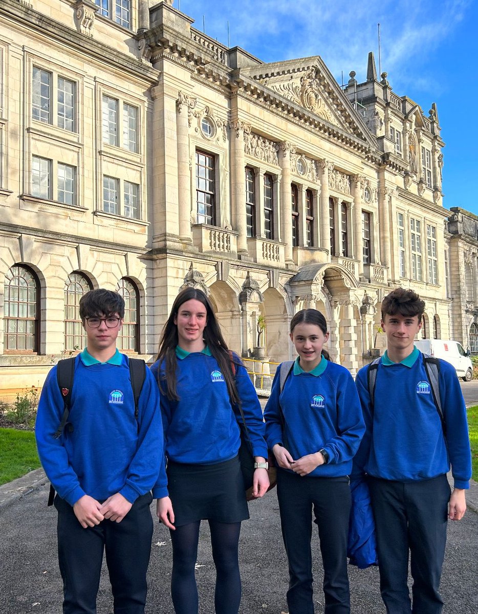 Ymdrech wych gan ein Gwyddonwyr heddiw ym Mhrifysgol Caerdydd. Diolch am b’nawn gwych. @ChemistryCU 🧑🏼‍🔬👩🏻‍🔬 #topofthebench