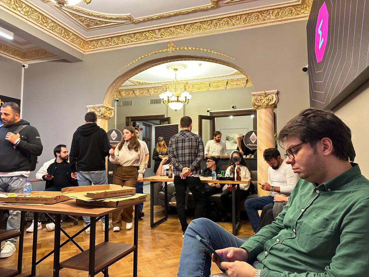 castrumistanbul's tweet image. At @coinoxs to listen to @DanielTetsuyama and @mhs_sam presenting @RosenBridge_erg to the Turkish community. 

@ergo_platform 

#DevconnectIST #Devconnect