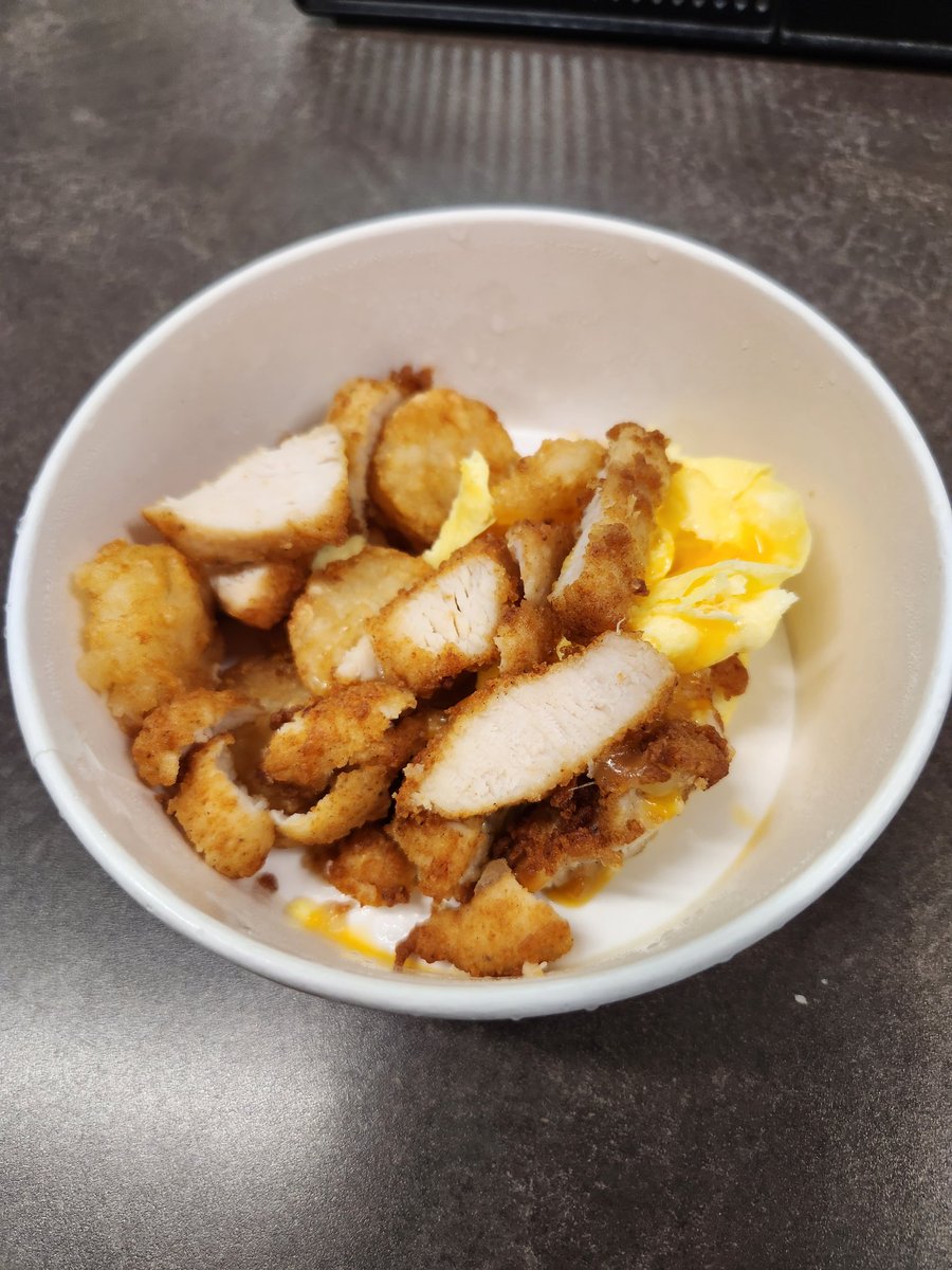 BegginBaxter's tweet image. @ChickfilA Hey there! My buddy went to one of your locations in McDonough, GA (#01860) this am for breakfast, ordered the chicken bowl and received this. 🤔 And it was $8.09. The amount in the bowl would have barely fit in her hand. Is this a &quot;normal&quot; order? #TheMathAintMathin
