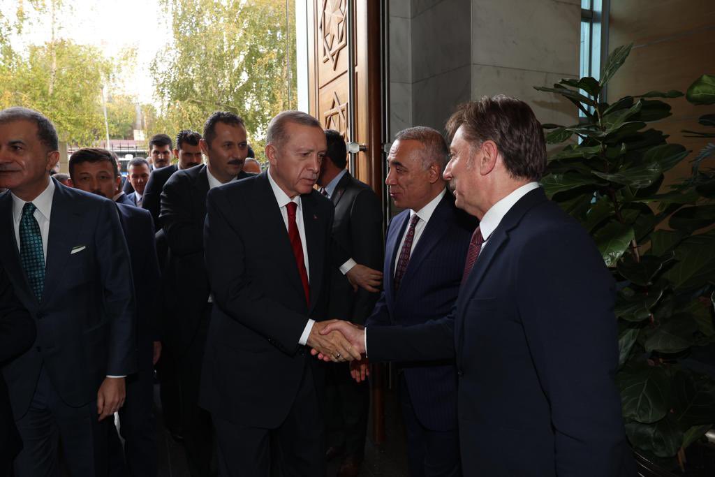 DrHakanBahadir's tweet photo. Cumhurbaşkanımız, Liderimiz Sn. @RTErdogan’ı Genel Merkezimizde karşıladık.

Yeni dönemde gerçekleştireceğimiz projelerimiz hakkında bilgilendirmelerde bulunduk. 

Cumhurbaşkanım��zın Bahçelievler’e, tüm komşularımıza selamı var. https://t.co/fn0ndVmrND