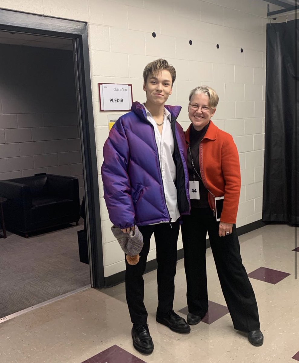 Pledis17_Arab's tweet image. ☆ والدة فيرنون تدعم القضية الفلسطينية 🇵🇸

تحدثت والدة فيرنون مؤخراً في حسابها عن سوء المعاملة التي يواجهها الفلسطينيون وشاركت مقالات تصف ما يحدث في غزة حالياً وداعمة لـ فلسطين بشكل كامل وذكرت انه يجب وقف إطلاق النار فوراً حتى أنها شاركت هذا المنشور في الصورة والمقطع في الرابط…