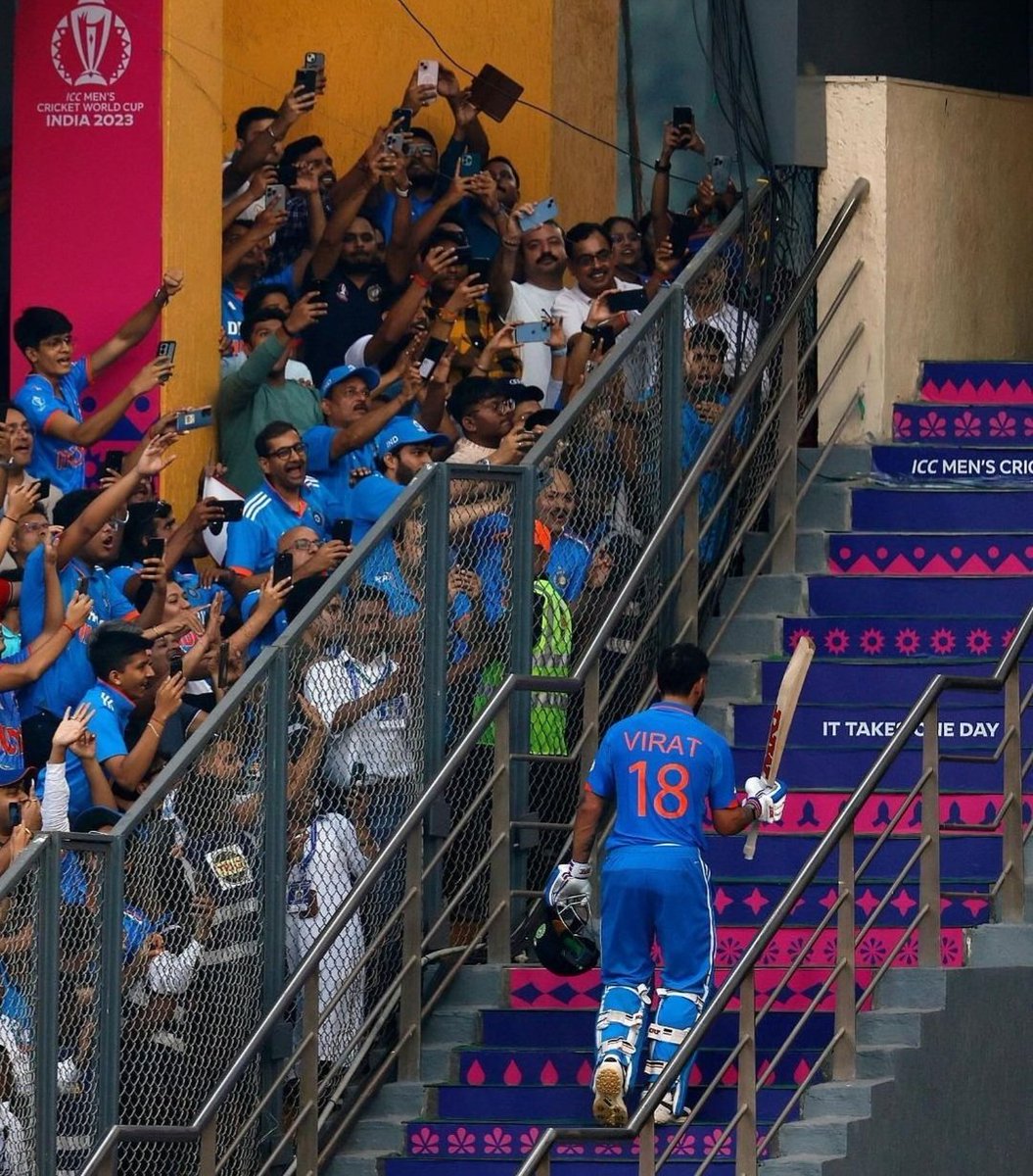 WaakdaThoughts's tweet photo. When the student goes ahead of the teacher...
💯 no 50th for @imVkohli surpassing #SachinTendulkar 

#ViratKohli #GOAT #Champion #Oneinageneration https://t.co/TQIMKvvhUV