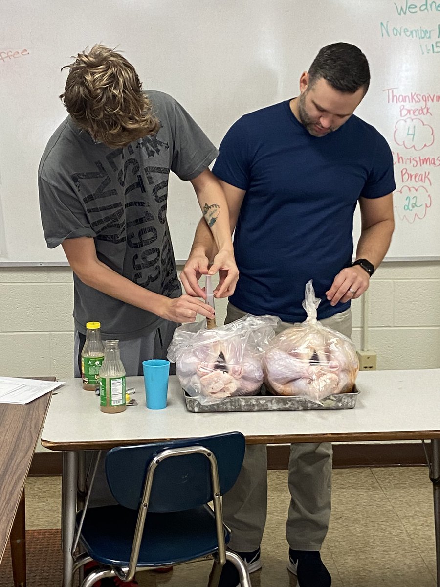 LHSMDClassroom's tweet photo. Prepping the turkeys and learning how to inject them with butter! #AlmostTurkeyTime https://t.co/g9BsFbdKVH