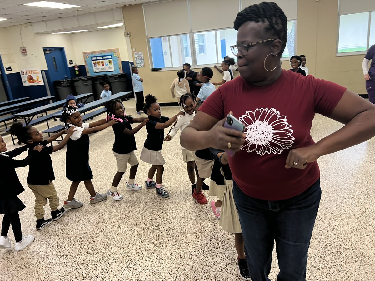 Incredibly proud of our Roadrunners and their dedication to helping the community. We collected non-perishable food items and celebrated with a Fall dance. 🧡🤎💛 @MDCPS @MDCPSNorth @SuptDotres @YeseniaAponte05 #YourBestChoiceMDCPS