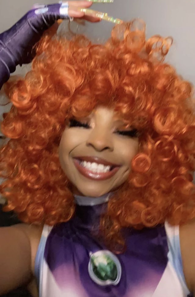 Nobody does it like black Starfire cosplayers 💜