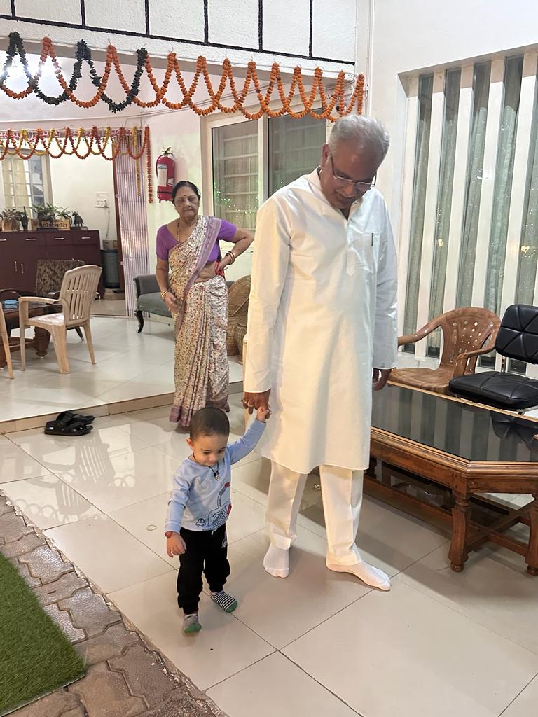 आज लगातार चुनाव प्रचार और रोड शो के बाद जब घर पहुंचा, तो अभी हाल-हाल स्वयं चलना सीखे पोते विवांश आज मेरे कैप्टन बन गए और स्वयं मेरी उँगली पकड़कर मुझे चलाया।

चहलकदमी ने मेरी पूरी थकान मिटा दी।