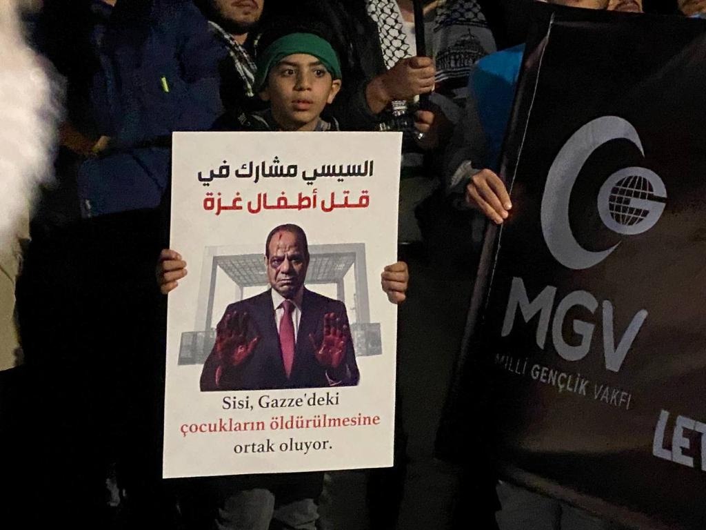 بل لولاه ما تجرأ الاحـ ـتـ ـلال على ما فعل! 

فهو الـ ـمجـ ـرم الأول في حق أهل القطاع ..