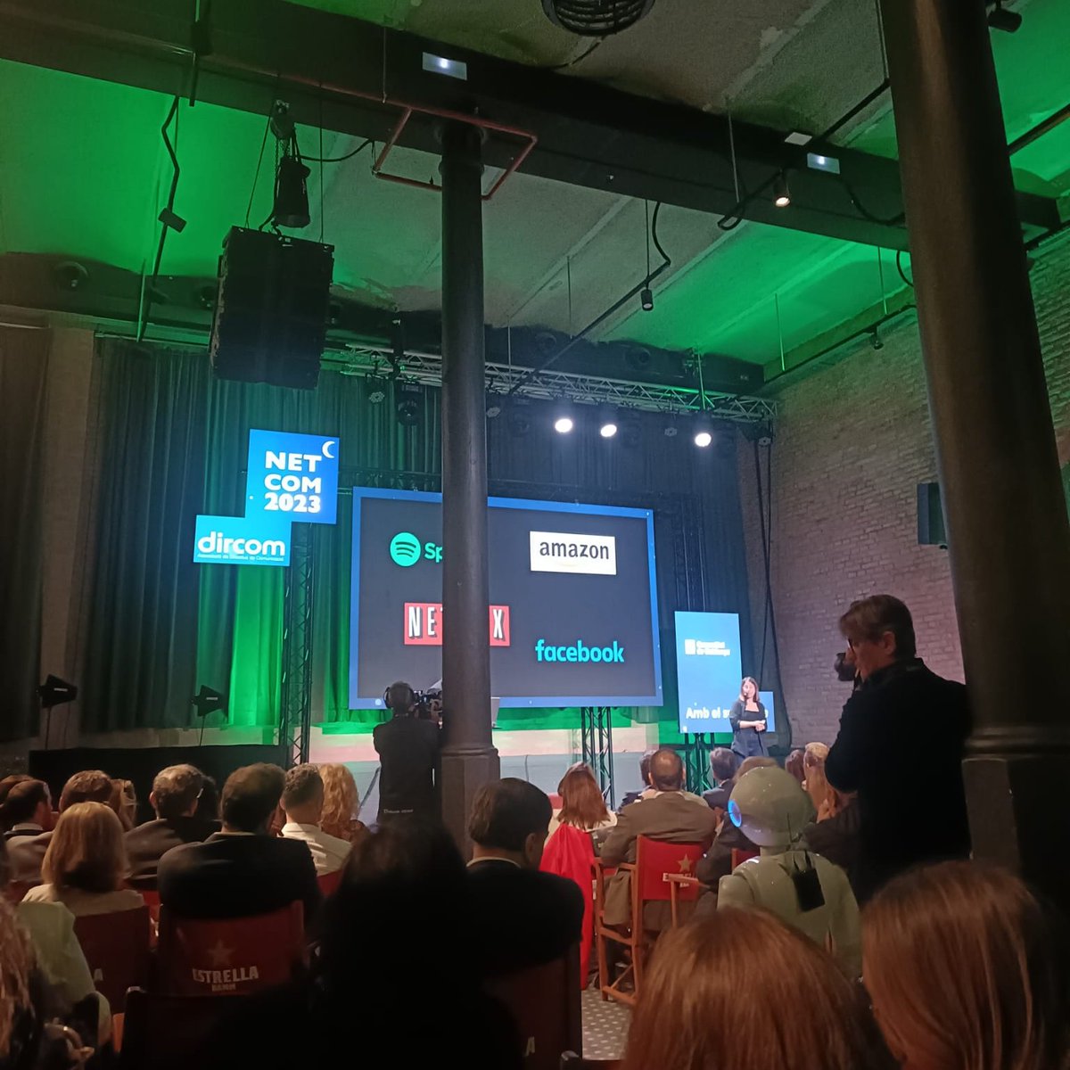 LFChannel's tweet photo. ¡✨ Anoche en #Netcom2023 con @DircomCat vivimos una velada mágica en la "Antiga Fàbrica" de @EstrellaDammCat! 🌟 Entre sorpresas, reencuentros y homenajes, aprendimos que la comunicación y el periodismo son clave para explorar el poder de la #IA en lo profesional y social. 🚀 https://t.co/DxCzifqHg5