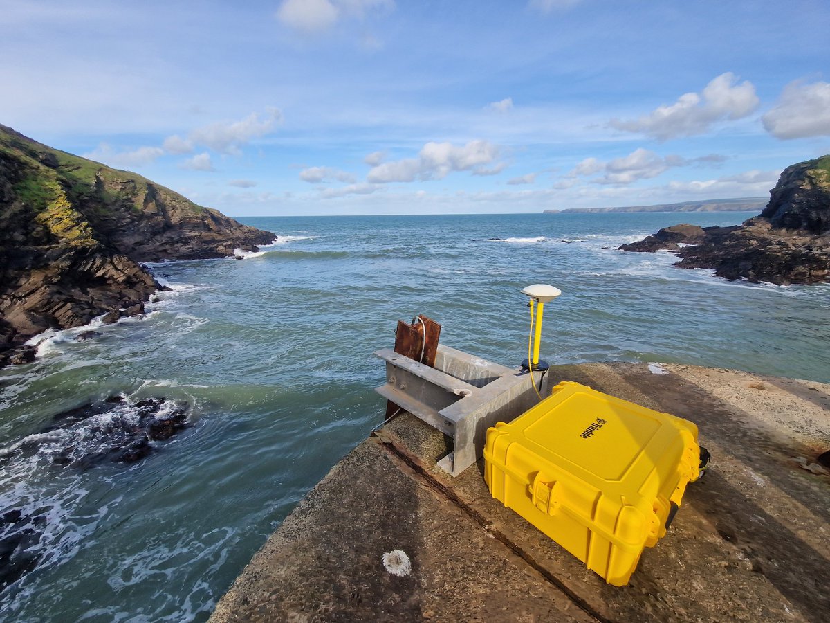 OfficialSWCM's tweet image. Joining Lizzie from our sister Programme, Channel Coastal Observatory,  to re-level our tide gauges in the southwest, at Port Isaac and Exmouth. 🌞🌊#TideGauge #Levelling #CoastalChange #DayOutOfTheOffice
