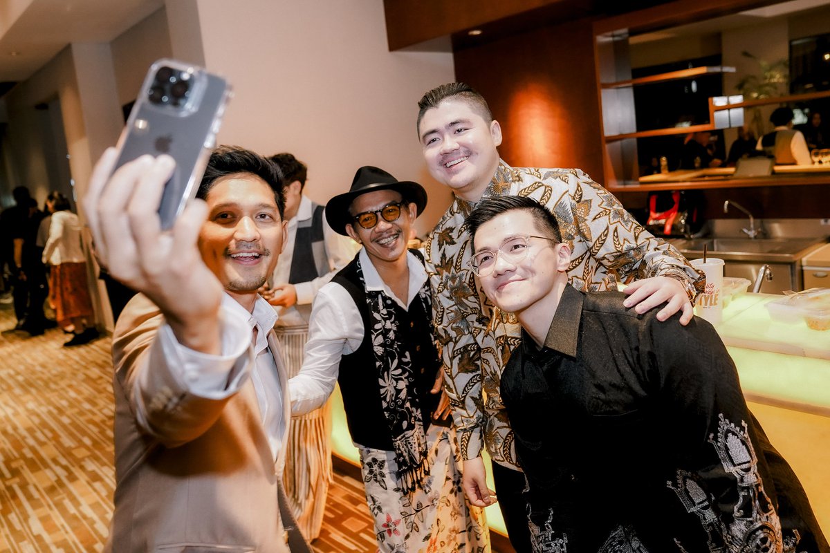 williamputomo's tweet photo. 23 November 2023 yuk ke bioskop untuk nonton @filmsrimulat Hidup Memang Komedi 🎥📽🎬🎞 https://t.co/Yzkn93AAZj