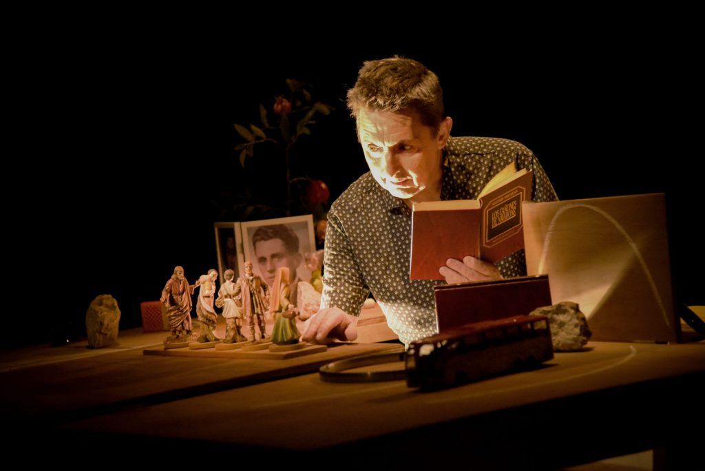 CNLlHospitalet's tweet image. El @facrobates us porta: "Testament", a càrrec de Zum Zum Teatre
Queden convocats per l’obertura d’un peculiar testament, en vida i vital, de records, arrels i identitats universals.
📆 17 de novembre
⏰ 20.30 h
📍 Centre Cultural Santa Eulàlia
👉  buff.ly/3QDzCLQ