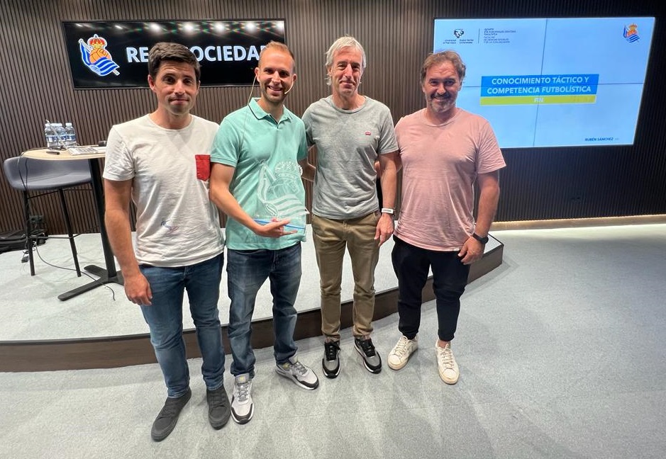 Rubenfutebol's tweet photo. Se comienza a visibilizar el trabajo desarrollado en la @RealSociedad 🔵⚪🔵durante la temporada 2021-2022 con estos 3 cracks.

Nos acaban de publicar:
🧠Conocimiento Táctico Declarativo de 12 a 22 años en Zubieta⚽

🔗Link: https://t.co/7XqJYmAolv https://t.co/q10pNN0CmO