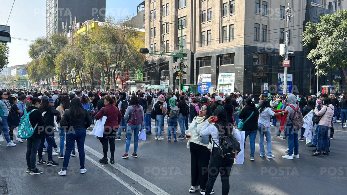 POSTACDMX's tweet photo. 👩‍🏫🚶‍♂️ Maestros de la CDMX marchan en el Zócalo por salario digno y reconocimiento, exigiendo ser valorados. A pesar de la falta de respaldo del SNTE, levantan la voz por mejores condiciones laborales. ¡Unidos por la educación de calidad! 📚👊 https://t.co/5Wrf0vk9kr