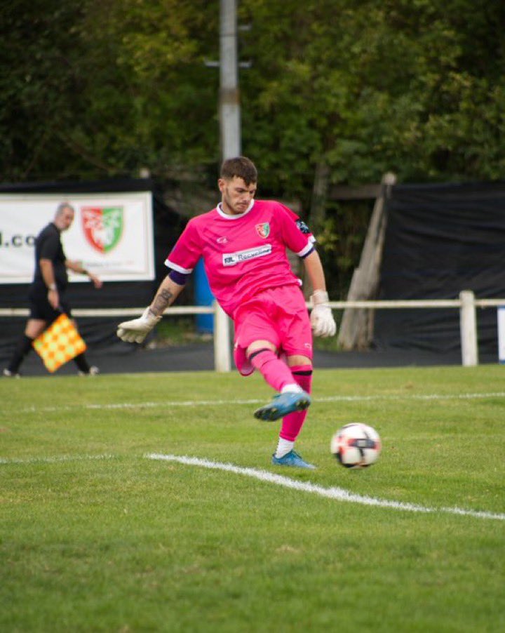 HarefieldUnited's tweet photo. The hares welcome 
Their latest recruit,
Tom Clark . The keeper is signed from Chalfont St Peter . https://t.co/t2nZnHb3ah