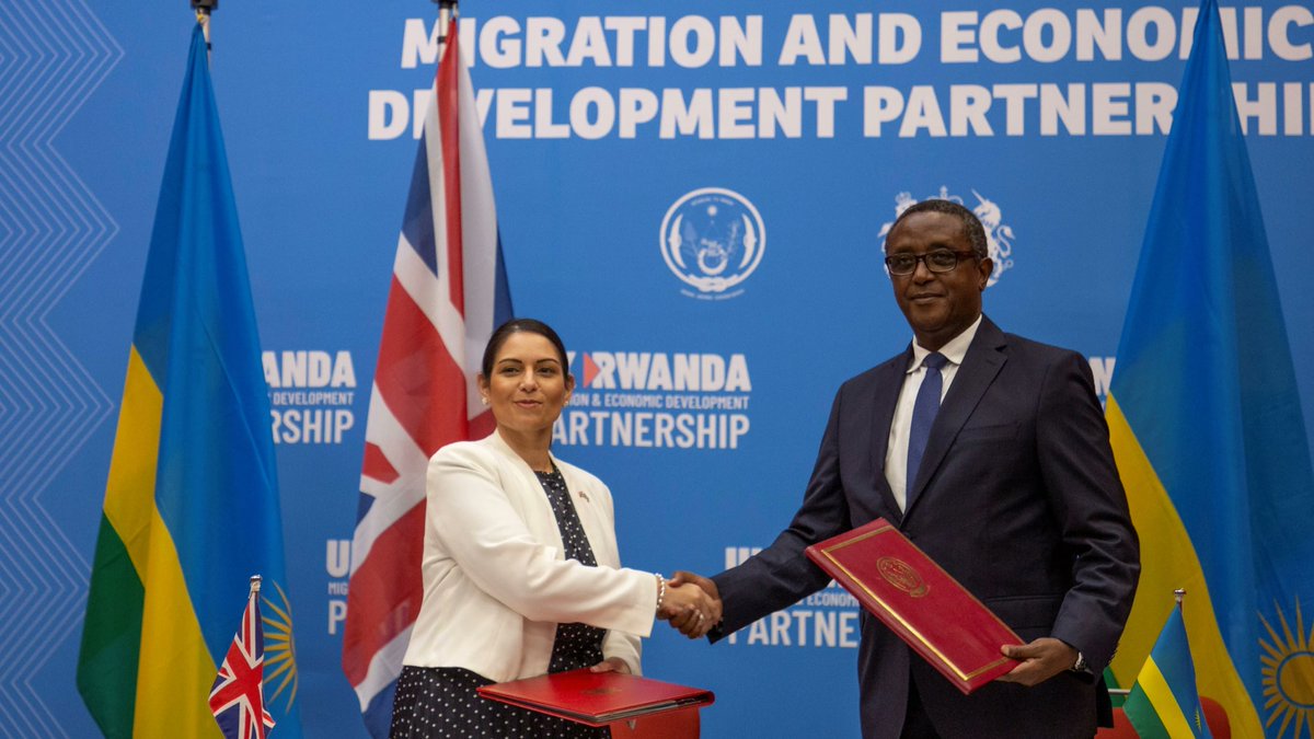 actuplus24's tweet photo. ⚠️ Dernière minute - Royaume-Uni 🇬🇧 : la justice britannique déclare illégale le déportement des demandeurs d'asile au Rwanda.

#Rwanda #UK #Migrants #Immigration https://t.co/U0huxUG8T3