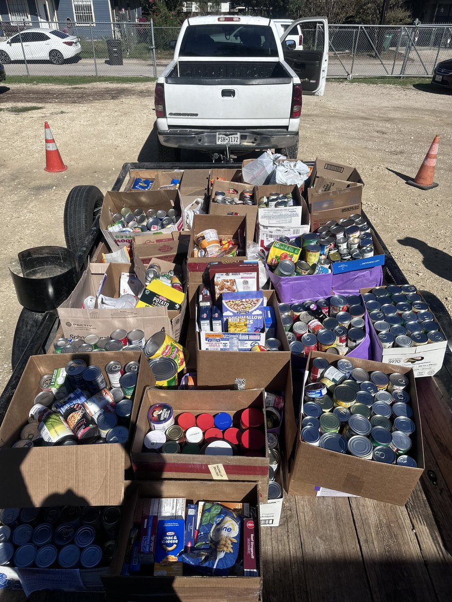 EISD_Support's tweet photo. CommUNITY 💜💜💜Thank you to all the schools who participated in the Food Drive 💜  The pantry is complete stocked again 💜 

Thank you Mr. Payne and Pastor Lucas, Nathaniel and Lucas from Mosaic Church for volunteering today to help gather the food 💜 https://t.co/4OStoSYSSW