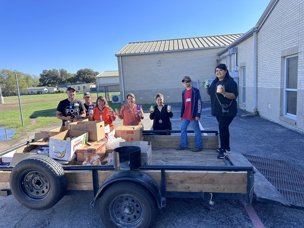 EISD_Support's tweet photo. CommUNITY 💜💜💜Thank you to all the schools who participated in the Food Drive 💜  The pantry is complete stocked again 💜 

Thank you Mr. Payne and Pastor Lucas, Nathaniel and Lucas from Mosaic Church for volunteering today to help gather the food 💜 https://t.co/4OStoSYSSW