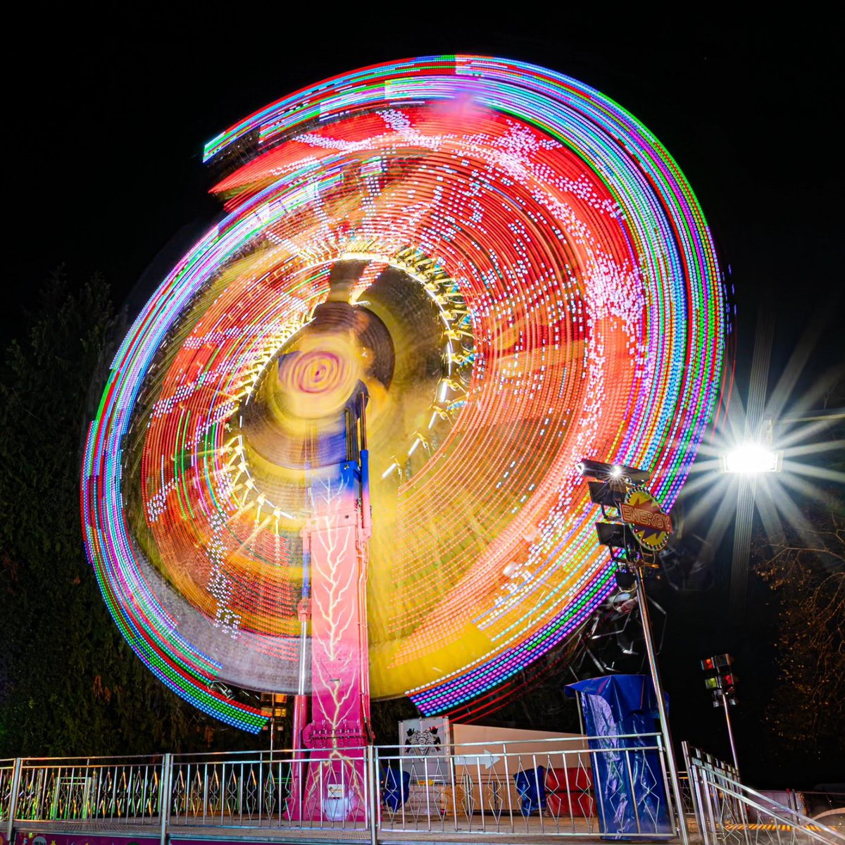 KyonyxPhoto's tweet photo. Série "Magie de la fête foraine à Dijon" Escargot de Bourgogne 

La fête foraine est l'occasion de recréer la magie lumineuse des manèges à sensations, grâce à la technique photographique de la pose longue.

#hanslucas #feteforaine #maneges #sensations #magnifiquefrance #dijon https://t.co/pSwLOgbEEd