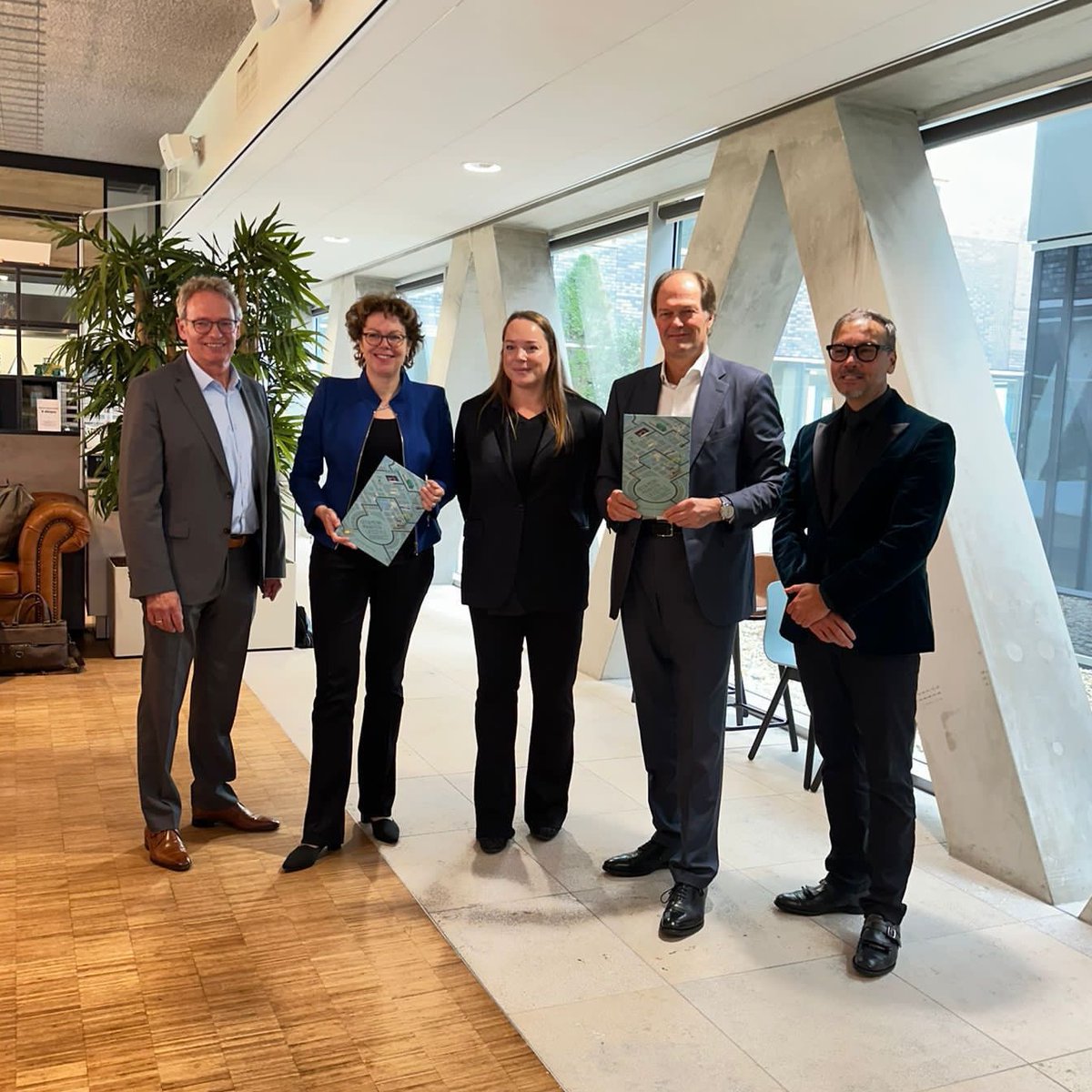 Ingrid Thijssen (@ingridthijssen) on Twitter photo Veel dank dat ik jullie boek in ontvangst mocht nemen, <a href="/DuraVermeer/">Dura Vermeer</a>! De ervaring van DuraVermeer met oa employer branding en recruitment marketing, is een inspirerend voorbeeld op de praktijk voor andere werkgevers. Helemaal in deze tijd van krapte op de #arbeidsmarkt. Veel dank dat ik jullie boek in ontvangst mocht nemen, <a href="/DuraVermeer/">Dura Vermeer</a>! De ervaring van DuraVermeer met oa employer branding en recruitment marketing, is een inspirerend voorbeeld op de praktijk voor andere werkgevers. Helemaal in deze tijd van krapte op de #arbeidsmarkt.