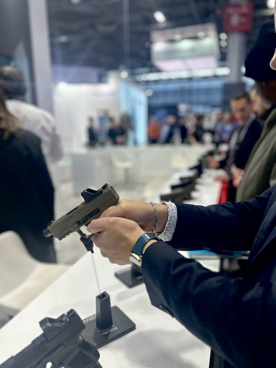 BaubryR's tweet image. Au salon #Milipol pour y découvrir des technologies innovantes visant à renforcer notre sécurité. 

Systèmes vidéos, armements, équipements mais aussi protection des populations et des écoles sont au rendez-vous.

Heureux d’avoir pu retrouver Georges de Jasp-K9 Création,