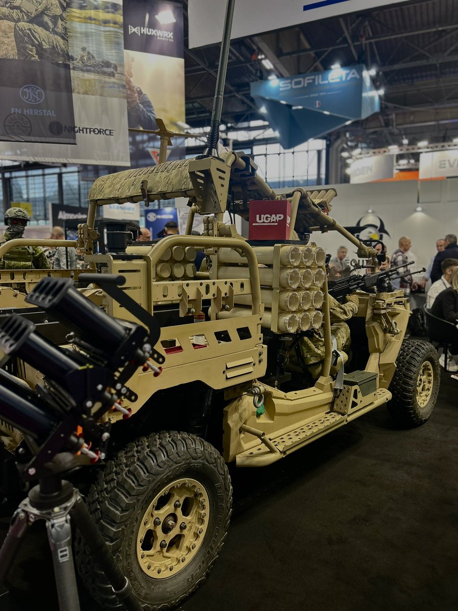 BaubryR's tweet image. Au salon #Milipol pour y découvrir des technologies innovantes visant à renforcer notre sécurité. 

Systèmes vidéos, armements, équipements mais aussi protection des populations et des écoles sont au rendez-vous.

Heureux d’avoir pu retrouver Georges de Jasp-K9 Création,