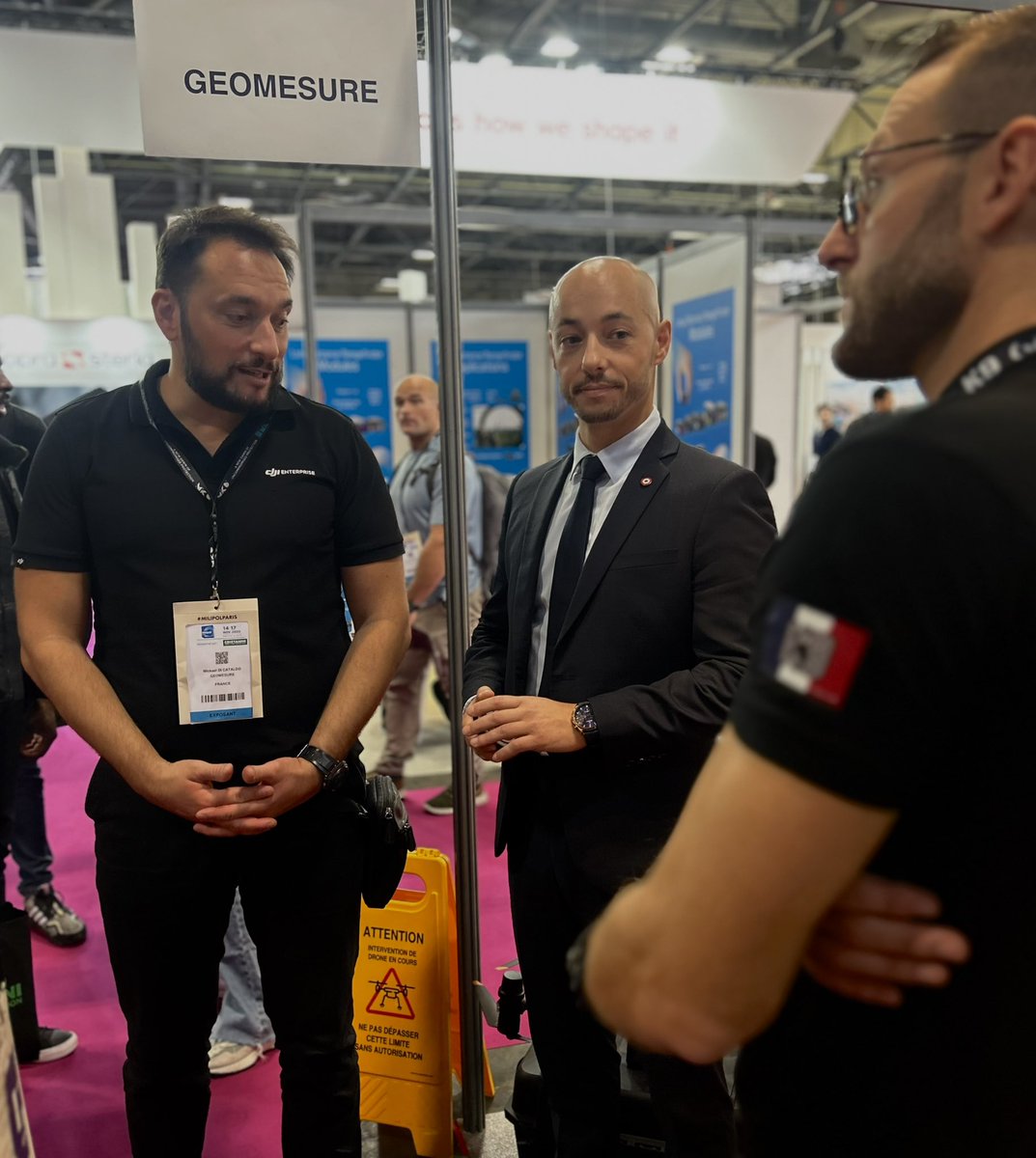 BaubryR's tweet image. Au salon #Milipol pour y découvrir des technologies innovantes visant à renforcer notre sécurité. 

Systèmes vidéos, armements, équipements mais aussi protection des populations et des écoles sont au rendez-vous.

Heureux d’avoir pu retrouver Georges de Jasp-K9 Création,