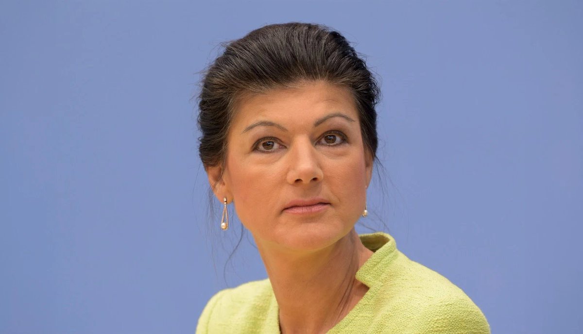 DortmundaBerlin's tweet photo. Die dpo meldet, dass Sarah Wagenknecht heute sehr erschüttert darüber war, dass Hubert Seipel für seine Putinpropaganda mindestens 600.000 Euro von einem kremlnahen Oligarchen bekommen hat. 

Die Ex-Linken-Politikerin fühlt sich über den Tisch gezogen, nachdem sie sich jahrelang gratis für den Kreml eingesetzt hat.
https://t.co/LwxTQFc16B