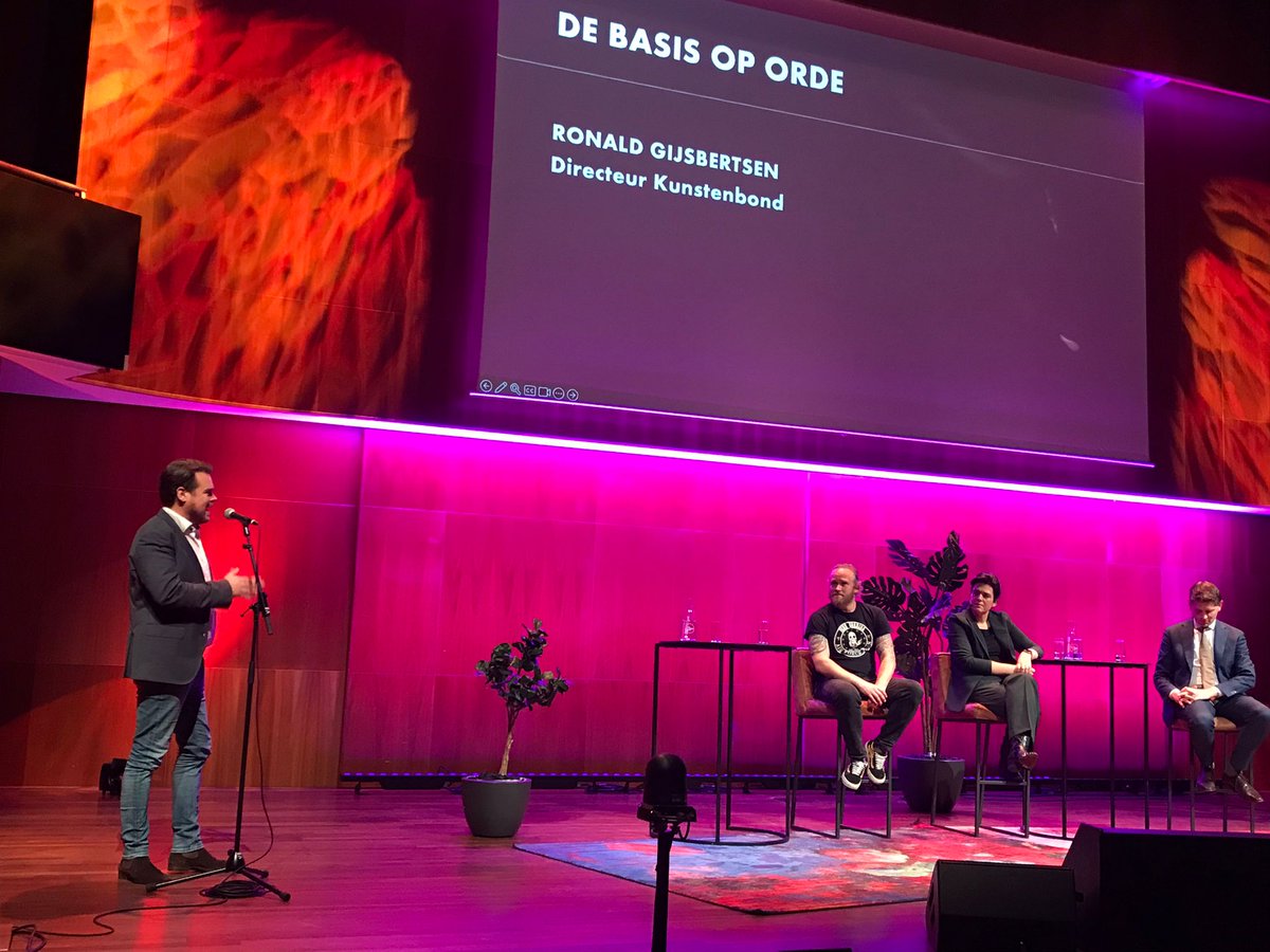 kunstenbond's tweet photo. 🗣️ Nu in @tivolivredenburg: het Collectieve Creatieve Cultuurdebat. @rjg76 vraagt: hoe is de politiek van plan om makers te beschermen tegen misbruik van #AI? (1/3) https://t.co/bzvce0TFh5