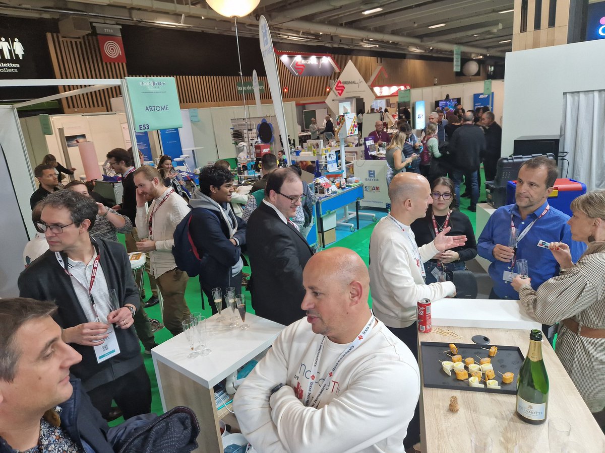 Cocktail time sur le stand TI ! L'occasion de célébrer cette extraordinaire réussite collective plébiscitée par les enseignants, MaClasseTI.fr.
Très heureux de cette 1 ère journée à <a href="/educatechexpo/">Educatech Expo</a>, venez nombreux demain et vendredi !
#edtech #education #maths