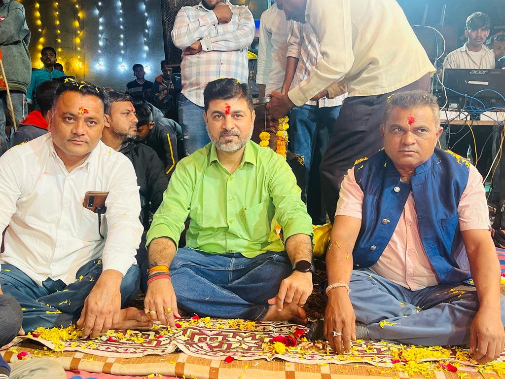 MLASanjaysinh's tweet image. આજ રોજ મારા મહુધા મત વિસ્તારના પાલડી ખાતે રામદેવજી મહારાજ ના આખ્યાનમાં હાજરી આપી, અને દર્શન નો લાભ લીધો..
    આ પ્રસંગે બંને પ્રમુખશ્રી રમેશભાઈ સોઢા, અને પ્રવિણસિંહ સોઢા પણ હાજર રહ્યા..

#ramdevji #aakhayan #Paldi