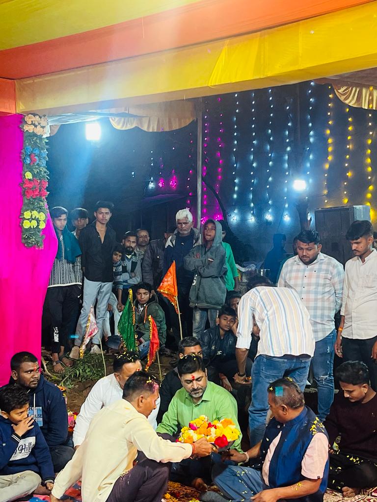 MLASanjaysinh's tweet image. આજ રોજ મારા મહુધા મત વિસ્તારના પાલડી ખાતે રામદેવજી મહારાજ ના આખ્યાનમાં હાજરી આપી, અને દર્શન નો લાભ લીધો..
    આ પ્રસંગે બંને પ્રમુખશ્રી રમેશભાઈ સોઢા, અને પ્રવિણસિંહ સોઢા પણ હાજર રહ્યા..

#ramdevji #aakhayan #Paldi