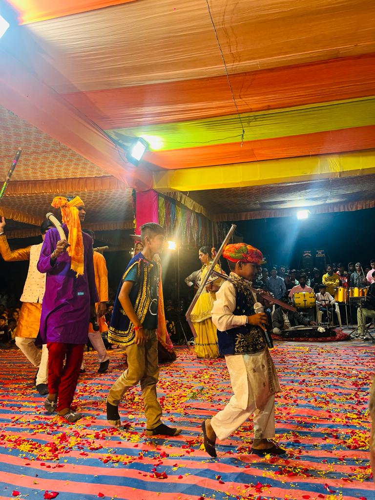 MLASanjaysinh's tweet image. આજ રોજ મારા મહુધા મત વિસ્તારના પાલડી ખાતે રામદેવજી મહારાજ ના આખ્યાનમાં હાજરી આપી, અને દર્શન નો લાભ લીધો..
    આ પ્રસંગે બંને પ્રમુખશ્રી રમેશભાઈ સોઢા, અને પ્રવિણસિંહ સોઢા પણ હાજર રહ્યા..

#ramdevji #aakhayan #Paldi