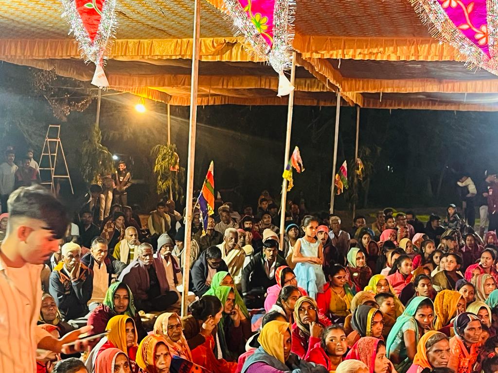 MLASanjaysinh's tweet image. આજ રોજ મારા મહુધા મત વિસ્તારના પાલડી ખાતે રામદેવજી મહારાજ ના આખ્યાનમાં હાજરી આપી, અને દર્શન નો લાભ લીધો..
    આ પ્રસંગે બંને પ્રમુખશ્રી રમેશભાઈ સોઢા, અને પ્રવિણસિંહ સોઢા પણ હાજર રહ્યા..

#ramdevji #aakhayan #Paldi