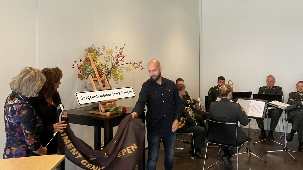 Naambord omgekomen militair Mark Leijsen onthuld op de Prinses Margrietkazerne | locomediagroep.nl/51756-naambord…