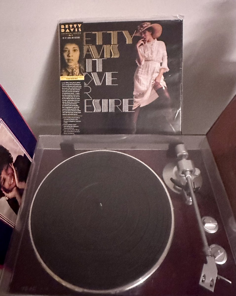 Jimmy Viz 🏅MD Alternative National Treasure (@jimmy_viz) on Twitter photo Funktastic Betty has us all bouncing round the room. Brought to me by the splendid people at <a href="/lucky_record/">Lucky’s Record Bar</a> A lovely shop pop in and say hello or order on line.
#vinylcommunity
#Vinyl
#NowPlaying Funktastic Betty has us all bouncing round the room. Brought to me by the splendid people at <a href="/lucky_record/">Lucky’s Record Bar</a> A lovely shop pop in and say hello or order on line.
#vinylcommunity
#Vinyl
#NowPlaying
