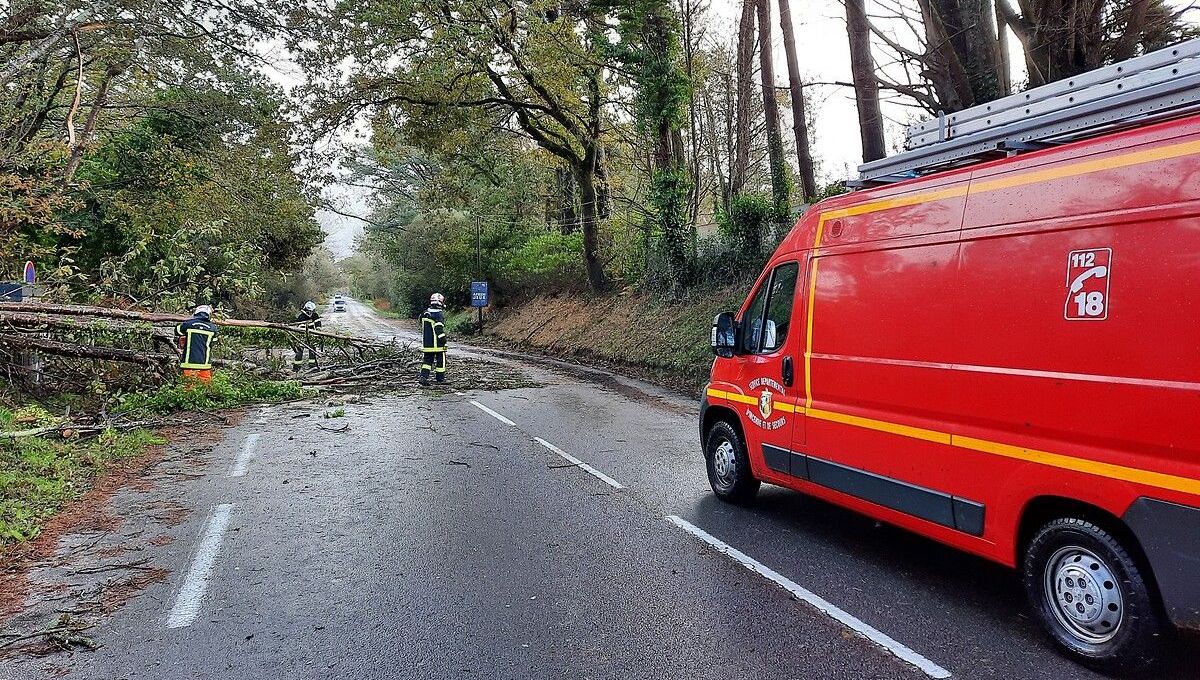 nblanzat's tweet photo. ⚡ Avant, pendant, après

🌪 "Au cœur de la tempête Ciaran"

📱📻 @Francebleubzh propose trois documents exceptionnels, compilés par @bapschweitzer, pour revivre les événements d'il y a deux semaines grâce à vos témoignages, nos émissions et reportages

➡ https://t.co/wHCBxU7tbC https://t.co/45C7ogQwEL