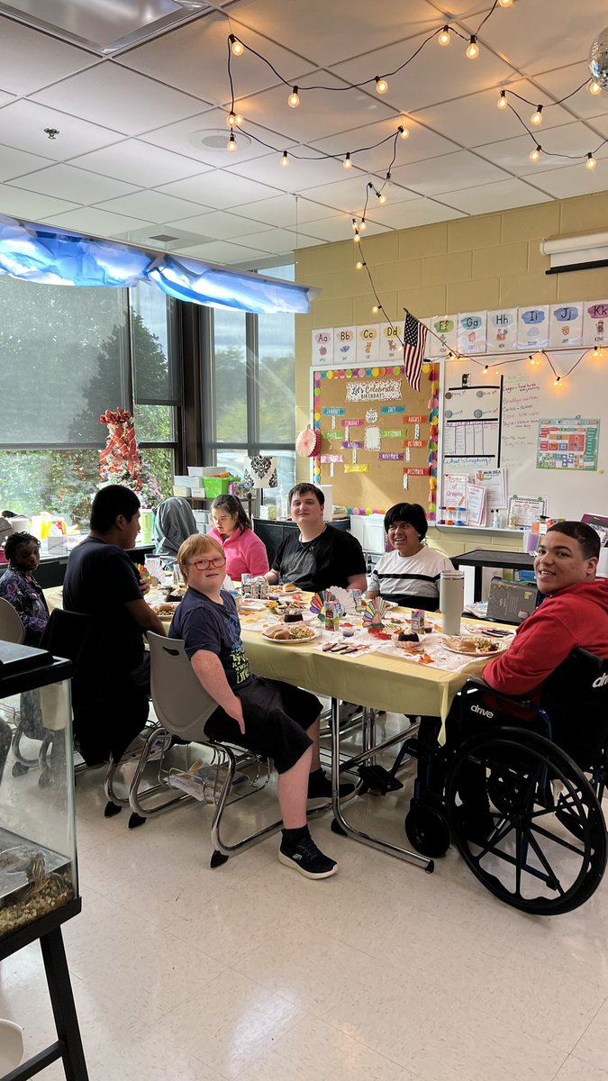 ARPowersLHS_SPE's tweet photo. Friendsgiving 2023.  We 💚Thanksgiving dinner day from our lunchroom. https://t.co/VQ5ghltRnX