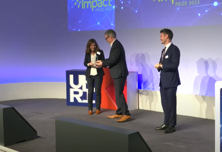 oxsocsci's tweet photo. 🎉Congratulations to @kateorkin on being awarded the @ESRC Outstanding Public Policy Impact #ImpactPrize for her influential work redesigning social protection in South Africa during COVID-19. A fantastic achievement! 🌟👏
@BlavatnikSchool @UniofOxford  @UKRI_News https://t.co/seL4VZoq0h