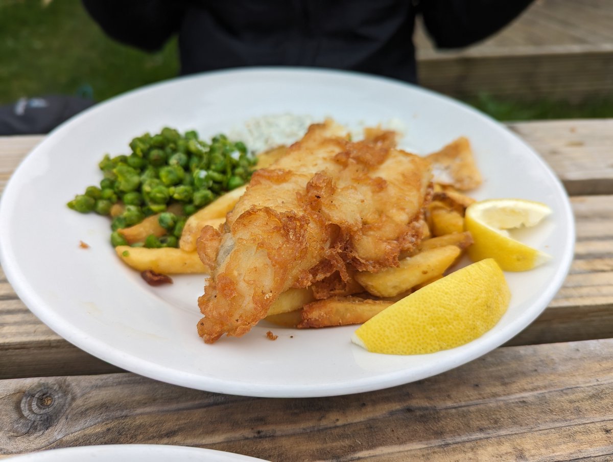 robwassell's tweet photo. Had the most amazing meal at The Old Smithy Inn in #Welcombe. Best fish and chips at any pub or restaurant - ever. The fish was cooked to perfection. The batter was beautifully delicate and crispy. The chips were divine, and with minted peas. First class. Highly recommended. https://t.co/Le4VITGBQ8