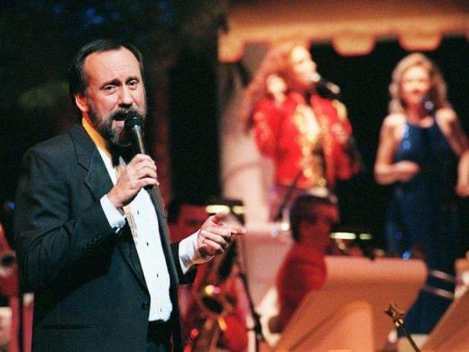 RayStevensMusic's tweet photo. #OnThisDate Exactly 25 years ago Ray performed live at Roy Acuff Theatre in Nashville, TN!

#otd #onthisday #25yearsago #inthe90s #royacufftheatre #onstage #goodmemories https://t.co/2TZglrzp7D