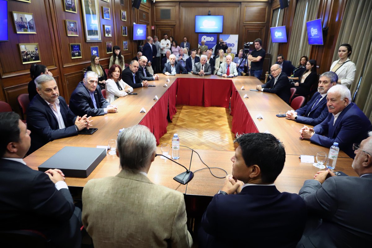 #CAME ENTREGÓ EL RECONOCIMIENTO DE PRESIDENTE HONORARIO A OSVALDO CORNIDE

En un acto encabezado por el presidente <a href="/AlfredoGZChaco/">Alfredo González</a> y el secretario general @ricardodiab,  y con la presencia de los miembros del Comité de Presidencia, la entidad reconoció a su histórico expresidente