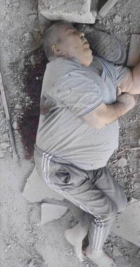 في الصورة الأولى

 يظهر جندي من الجيش الإسرائيلي يساعد بشير حاجي البالغ من العمر 75 عاما على المشي.  وقد تم ذلك لإظهار مدى إنسانية معاملة الجيش الإسرائيلي للاجئين من غزة.

 أما الصورة الثانية

 فقد التقطت بعد دقائق قليلة، وقد أطلقوا النار عليه بعد الصورة الأولى.
#ابو_عبيده