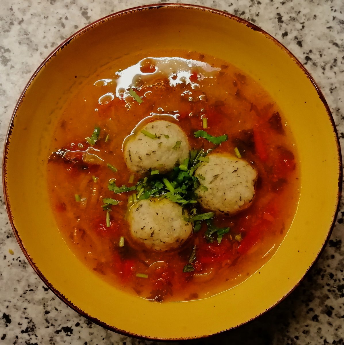 MikeKocht's tweet photo. #Zwiebelsuppe im #Twooking einmal auf arabisch
Nennt sich #Cherba. Danke an Firas Altouchi für das tolle Rezept(im Blog) in den @sn_aktuell
Zusätzliche Einlage bei mir: #Knödelchen aus #Topfen #Dinkelgrieß #Kräutern
https://t.co/GKwSfyh4n7 https://t.co/X9q2iQ3xZi