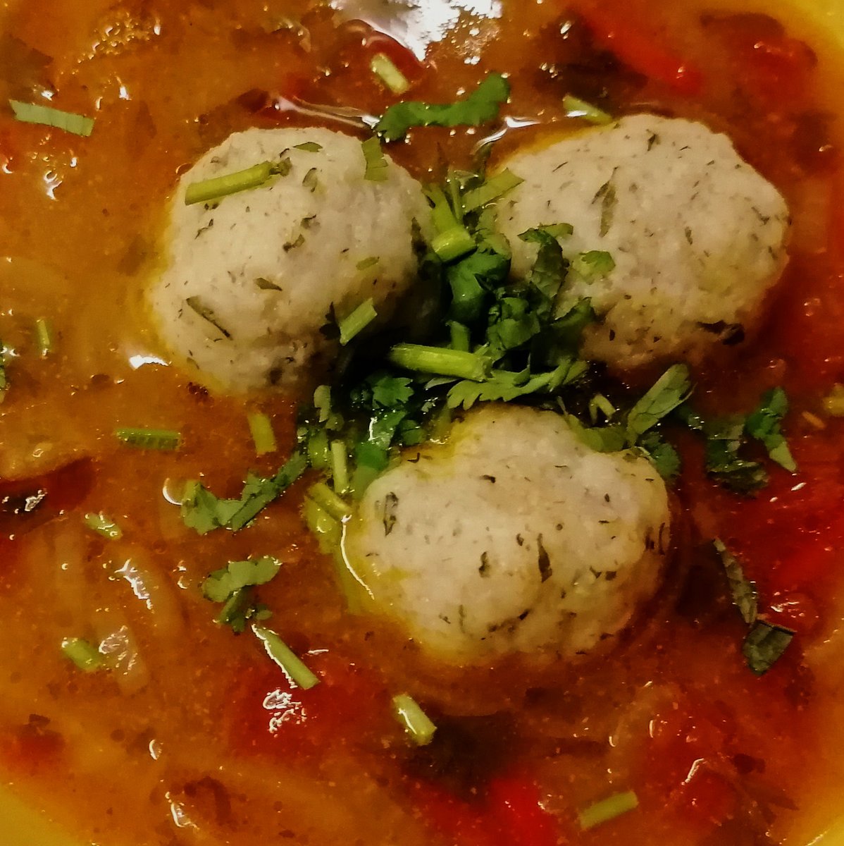 MikeKocht's tweet photo. #Zwiebelsuppe im #Twooking einmal auf arabisch
Nennt sich #Cherba. Danke an Firas Altouchi für das tolle Rezept(im Blog) in den @sn_aktuell
Zusätzliche Einlage bei mir: #Knödelchen aus #Topfen #Dinkelgrieß #Kräutern
https://t.co/GKwSfyh4n7 https://t.co/X9q2iQ3xZi